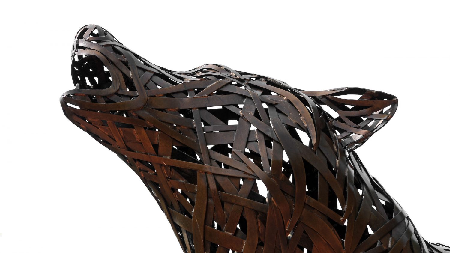 A statue of a howling wolf